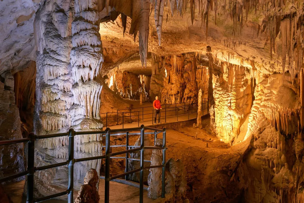 Bezoeker in de grot van Postojna