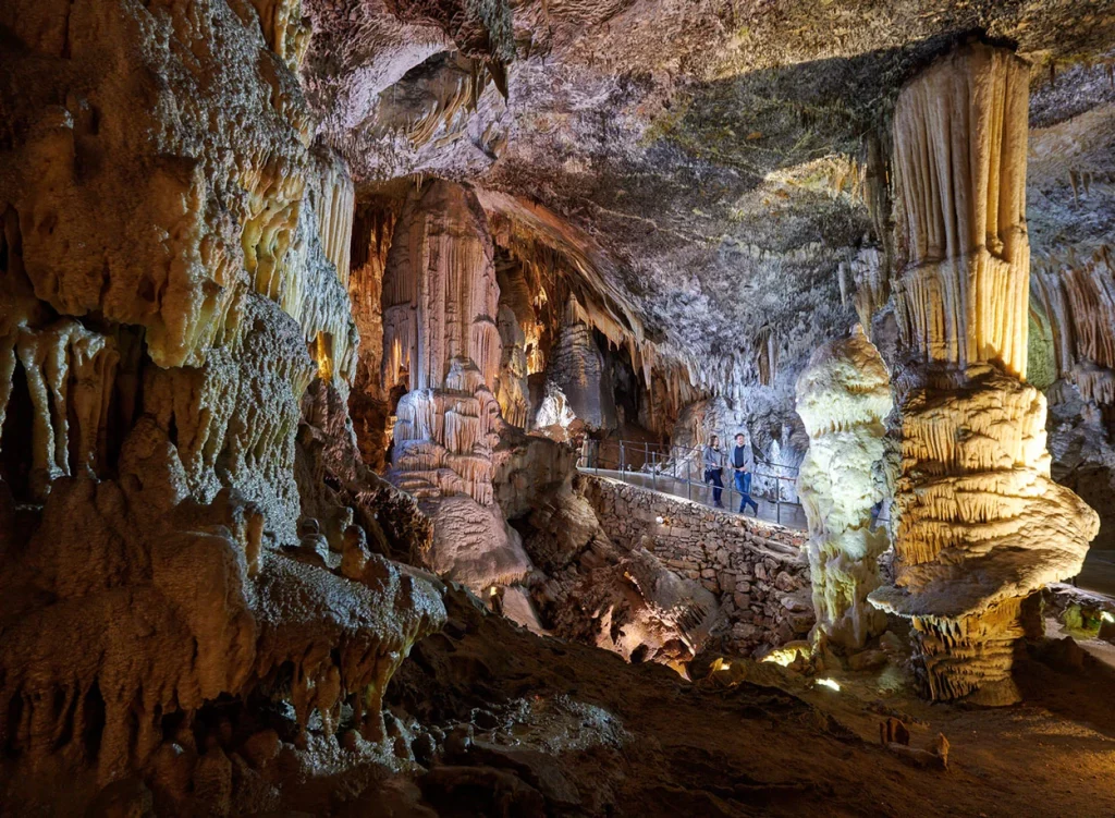 Coppia all'interno della grotta di Postumia