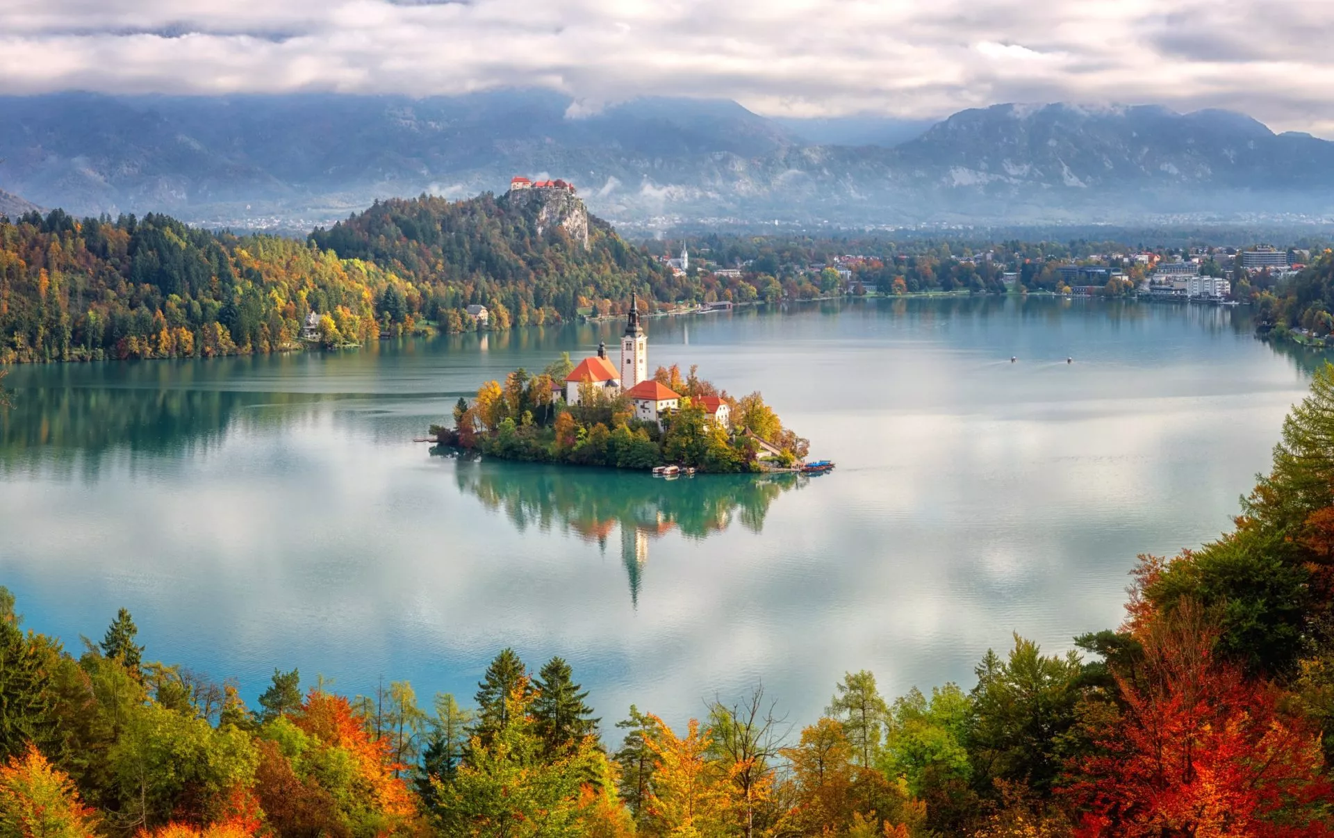 Panoramisch uitzicht op het meer van Bled