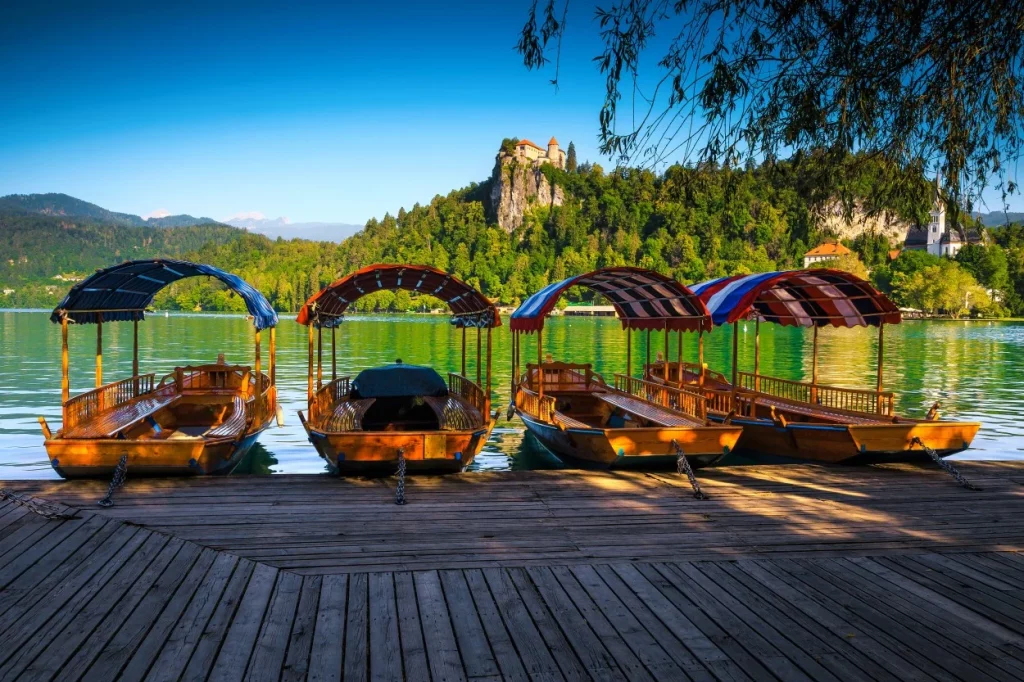 Barche Pletna sul lago di Bled