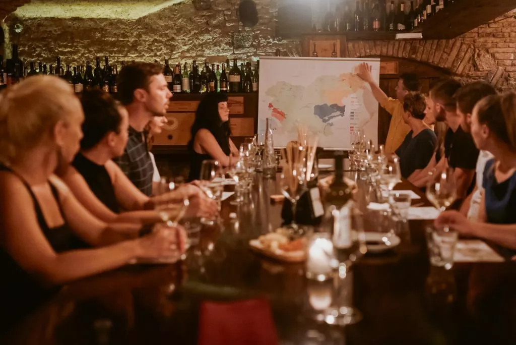 Caveau de dégustation de vins slovènes à l'échelle