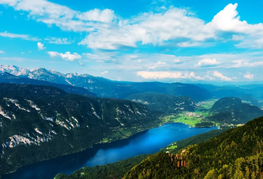 Panoramautsikt over Bohinj-sjøen