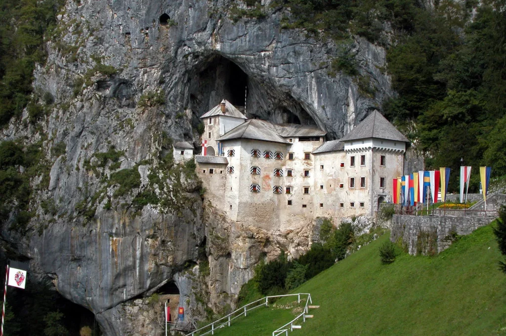 Burg Predjama, die größte Höhlenburg der Welt